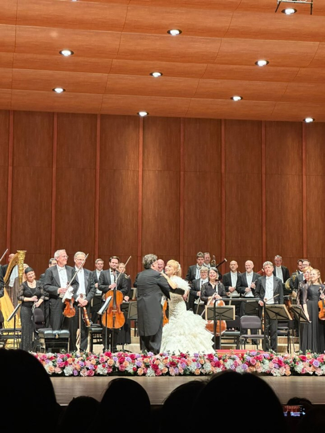 11일 오후 5시 부산문화회관 대극장에서 열린 ‘빈 요한 슈트라우스 오케스트라 with 조수미’ 공연 커튼콜 모습. 김은영 기자 key66@