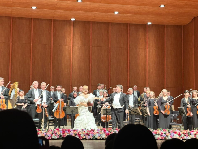 11일 오후 5시 부산문화회관 대극장에서 열린 ‘빈 요한 슈트라우스 오케스트라 with 조수미’ 공연 커튼콜 모습. 김은영 기자 key66@