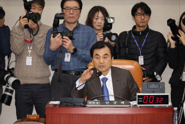 7일 오전 서울 여의도 국회에서 열린 윤석열 정부의 비상계엄 선포를 통한 내란 혐의 진상규명 국정조사특별위원회 회의에서 안규백 위원장이 발언하고 있다. 연합뉴스