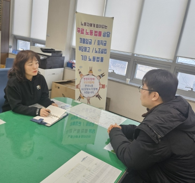 경남 창원시가 오는 24일까지 체불임금 해소 지원반을 운영한다고 12일 밝혔다. 지원반 관계자가 체불노동자와 노사 관련 상담을 진행하고 있다. 창원시 제공