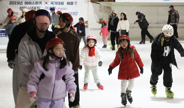 12일 오후 부산 동래구 동래아이스링크에서 아이들이 스케이트를 타며 즐거운 시간을 보내고 있다. 김종진 기자 kjj1761@
