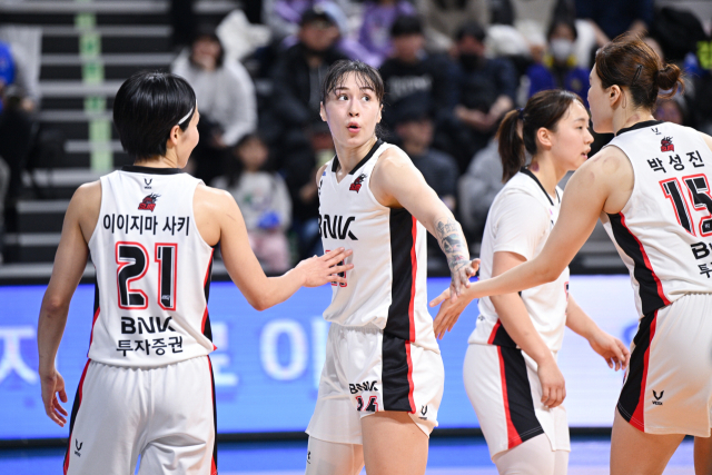 부산 BNK의 김소니아(왼쪽에서 두 번째)가 12일 아산 이순신체육관에서 열린 2024-2025 여자프로농구 우리은행과의 경기에서 득점을 올린 뒤 동료 선수들로부터 축하를 받고 있다. WKBL 제공
