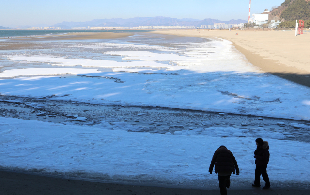 역대급 한파가 찾아온 지난 10일 부산 다대포해수욕장에 밀물로 들어온 바닷물이 강추위로 꽁꽁 얼어붙었다. 이날 부산지역 최저기온이 영하 10.1도까지 떨어지고 강풍까지 불어 체감온도는 이보다 더 낮았다. 연합뉴스