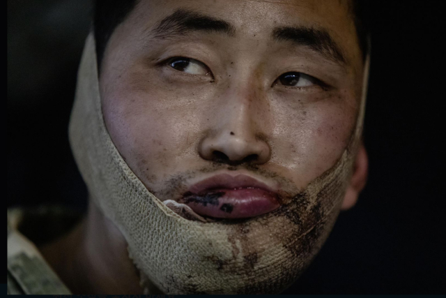 볼로디미르 젤렌스키 우크라이나 대통령은 지난 11일(현지시간) 우크라이나군이 러시아 서부 쿠르스크 지역에서 북한 군인 2명을 생포했다고 밝혔다. 젤렌스키 대통령은 이날 텔레그램 채널에 글을 올려 생포된 북한 병사 2명이 다친 상태로 키이우로 이송됐으며 우크라이나 보안국의 심문을 받고 있다고 전했다. 연합뉴스