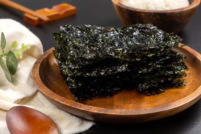 국민 반찬인 김 가격이 1년 전의 1.5배 수준으로 치솟았다. 사진은 마른 김. 수협중앙회 제공