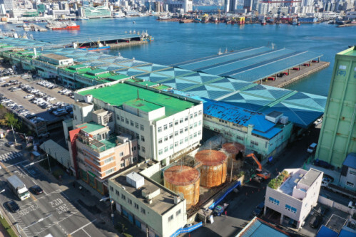 지난해 9월 현대화 사업을 위한 1단계 철거 작업에 들어간 국내 최대 산지 위판장인 부산 서구 부산공동어시장. 부산공동어시장에서 공사 관계자들이 별관 옆 노후 유류 탱크를 철거하고 있다. 정종회 기자 jjh@