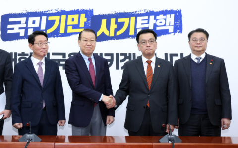 최상목 대통령 권한대행이 13일 국회에서 국민의힘 권영세 비상대책위원장을 만나고 있다. 연합뉴스