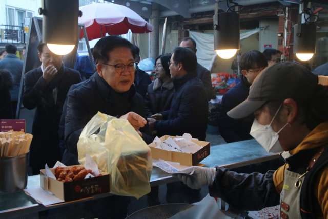 권명호 한국동서발전 사장이 태화시장에서 장보기 행사에 참여하고 있다. 동서발전 제공