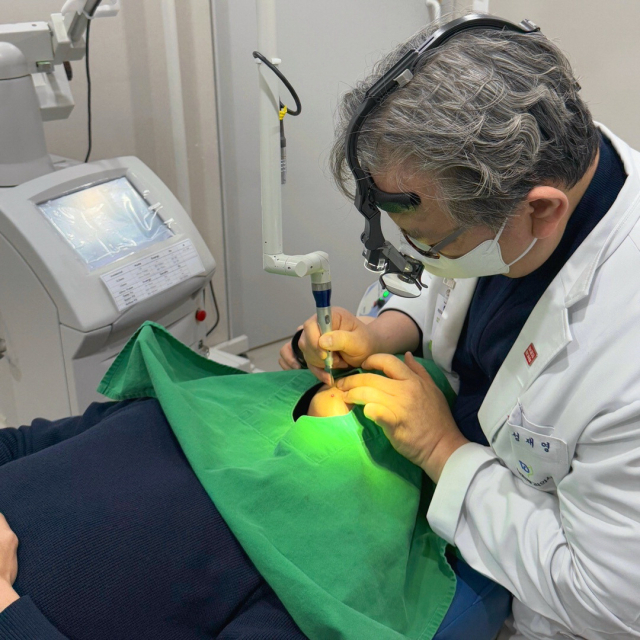 성재영이즈피부과 성재영 원장이 앙코르 핀홀 레이저로 얼굴 수술 자국 흉터를 치료하고 있다. 앙코르 핀홀 레이저 시술법은 흉터 부위에 레이저로 미세한 구멍을 내 피부 재생을 유도하는 원리다. 성재영이즈피부과 제공