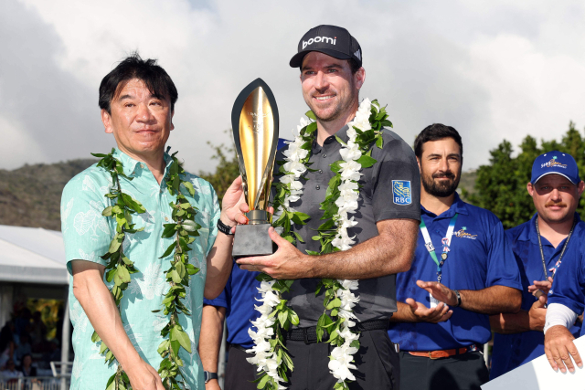 닉 테일러(왼쪽 두 번째)가 13일(한국시간) 미국 하와이주 호놀룰루의 와이알레이 컨트리클럽에서 열린 PGA 투어 소니오픈에서 우승한 뒤 기뻐하고 있다. AFP·연합뉴스