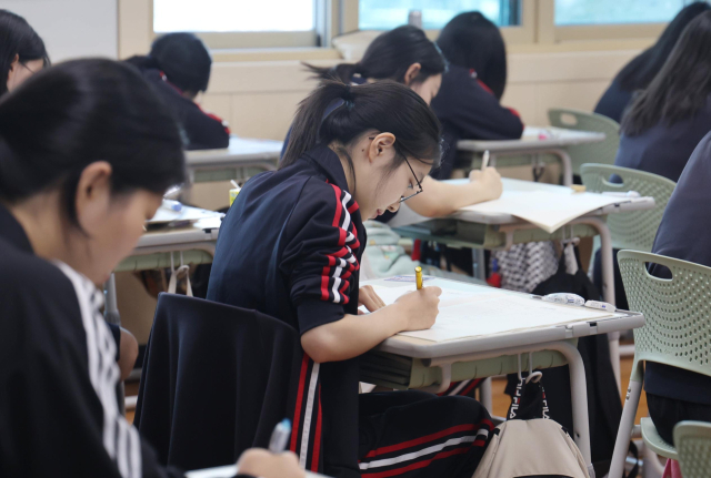 2026학년도 대입은 학교폭력 조치사항이 처음으로 평가 기준에 포함되는 등 많은 부분에서 변화가 예상된다. 지난해 6월 모의평가 당시 부산 한 고등학교에서 3학년 학생들이 문제를 풀고 있다. 이재찬 기자 chan@