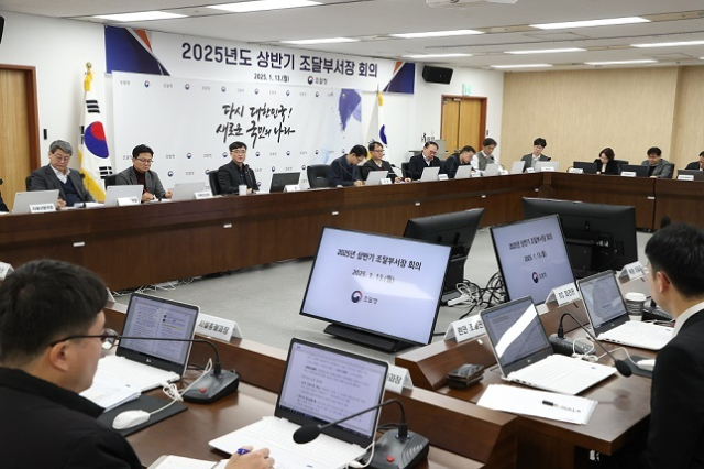 임기근 조달청장(왼쪽 세 번째)이 13일 정부대전청사에서 본청 부서장, 전국 11개 지방청장 등 과장급 이상 전체 간부들이 참석한 가운데 2025년 상반기 조달부서장 회의를 주재하고 있다. 조달청 제공