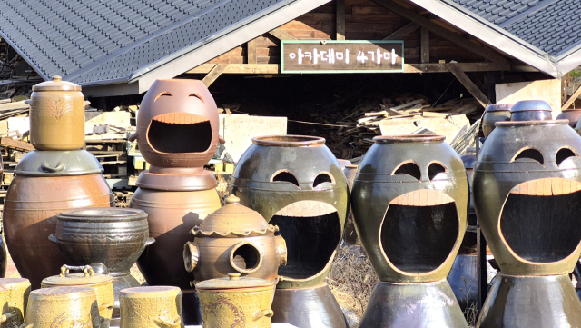 울산 옹기마을 아카데미관 인근에 특이한 모양의 옹기가 가득 쌓여 있다. 남태우 기자