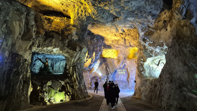 한 가족이 울산 자수정동굴나라 내부를 둘러보고 있다. 남태우 기자