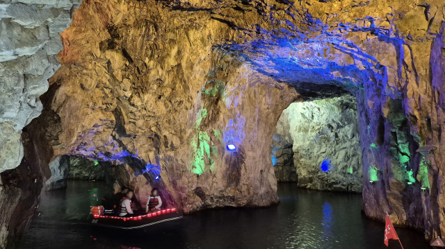 한 부부가 고무보트를 타고 울산 자수정동굴나라를 둘러보고 있다. 남태우 기자