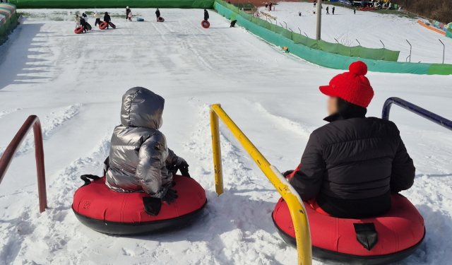 한 모자가 울산 자수정동굴나라 눈썰매장에서 출발을 기다리고 있다. 남태우 기자