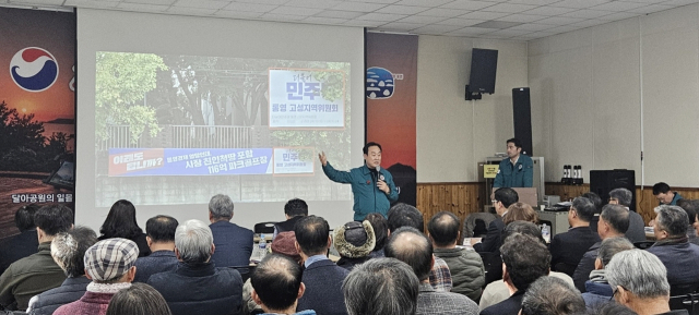 13일 천영기 통영시장 산양읍 연두순방에 배석한 김혜경 시의원이 갑작스러운 호흡곤란 증세로 긴급 이송되는 아찔한 상황이 발생했다. 사진은 천 시장이 산양지구 파크골프장 조성 관련 추진 계획을 설명하는 모습. 독자 제공