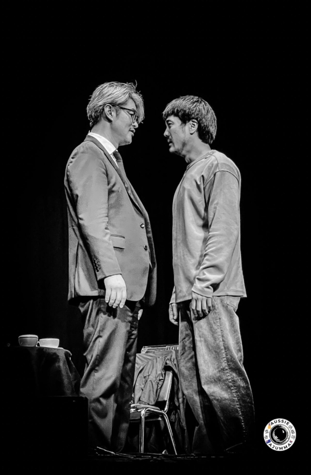 연극 '흑백다방' 공연 장면. 어댑터씨어터 제공