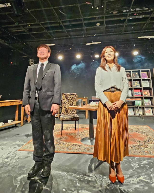 연극 '흑백다방' 공연 장면. 어댑터씨어터 제공