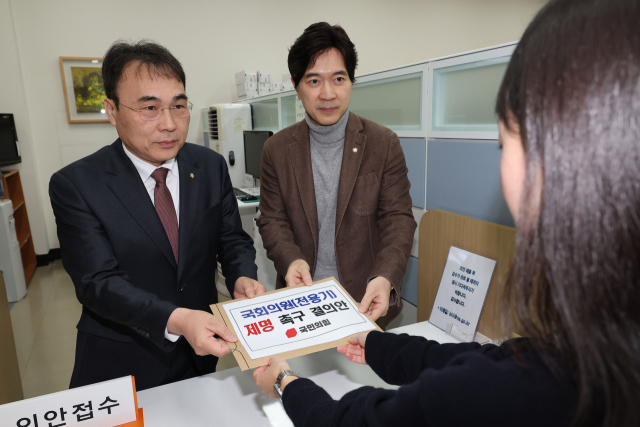 국민의힘 박성훈, 이종욱 의원이 14일 오전 서울 여의도 국회 의안과에서 더불어민주당 전용기 의원 제명촉구 결의안을 제출하고 있다. 연합뉴스