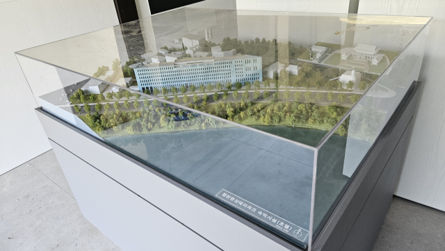 합천영상테마파크 호텔 모형. 당시 담당자들은 사업 시행자 선정 과정에서 업체의 실적으로 인정할 수 없는 부분을 인정해 줬으며, 입찰 무효 사유에 해당하는 참여 업체 2곳의 담합 정황이 드러났음에도 그대로 절차를 진행했다. 김현우 기자