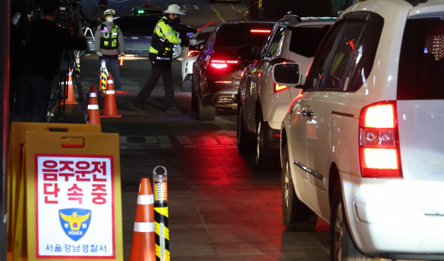 최장 10일 간의 연휴가 이어지는 올해 추석 연휴를 앞두고 음주단속에 나서는 경찰이 온라인 단속 정보 공유에 골머리를 앓고 있다. 연합뉴스