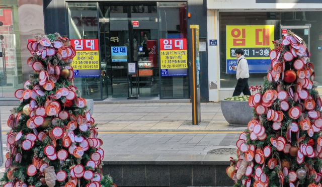 경제 불황과 계엄 사태 여파로 지역 소상공인과 자영업자들의 아우성이 커지고 있다. 2025년 연초에도 임대 안내문이 줄지어 붙어 있는 부산 중구 광복로 상가 일대. 김종진 기자 kjj1761@