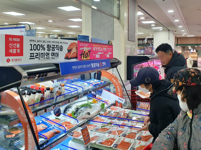 롯데마트는 환율 급등 전 계약한 연어 50t을 중간 유통사를 거치지 않고 각 점포에 직배송해 비용을 줄여 100g당 3000원대에 공급하다. 롯데마트 제공