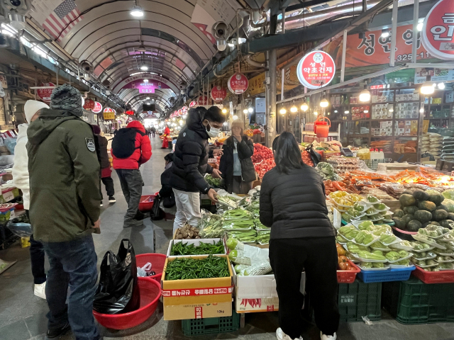 경남 김해시의 전통시장들은 주말마다 장을 보러 나온 외국인들로 붐빈다. 사진은 지난 5일 김해동상시장을 방문한 외국인들.