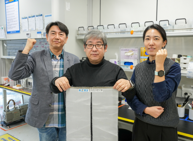 한국전기연구원(KERI) 이동윤 박사(가운데)팀이 겨울철 전기차의 온돌형 난방을 실현하는 고효율 고유연 ‘금속섬유천 면상 발열체’ 기술을 개발했다. KERI 제공