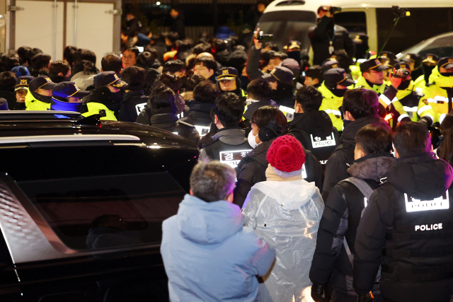 고위공직자범죄수사처(공수처)와 경찰이 윤석열 대통령에 대한 2차 체포영장 집행에 나선 15일 용산구 한남동 대통령 관저 앞에 경찰병력이 모여있다. 연합뉴스