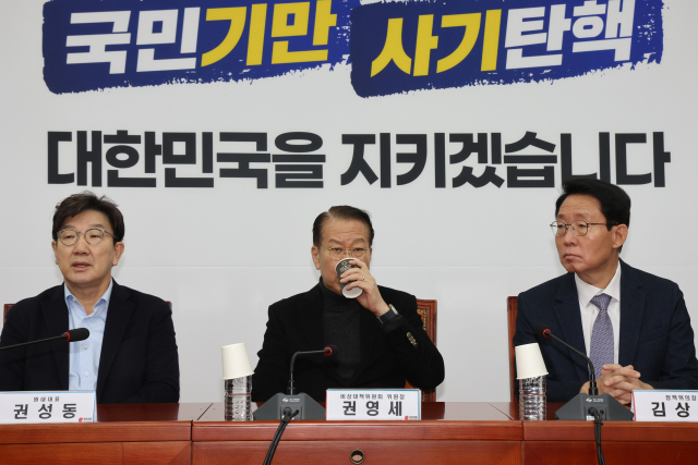 국민의힘 권영세 비상대책위원장과 권성동 원내대표 등 지도부가 윤석열 대통령에 대한 2차 체포영장 집행이 시작된 15일 새벽 서울 여의도 국회에서 긴급 비상대책위원회의를 하고 있다. 연합뉴스