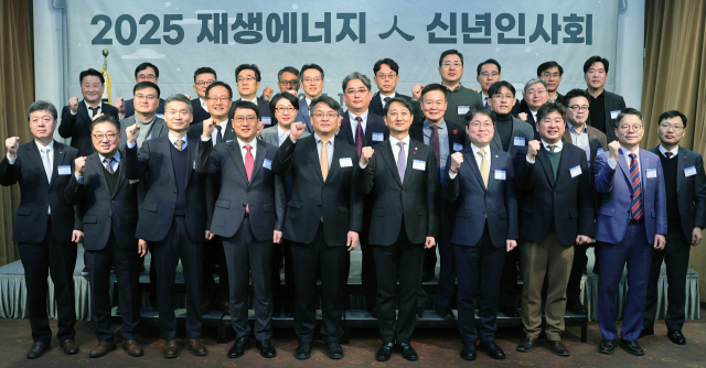 안덕근(앞줄 왼쪽 여섯 번째) 산업통상자원부 장관이 15일 오전 서울 강남구 SC컨벤션센터에서 열린 ‘2025년 재생에너지인 신년인사회’에서 참석자들과 기념 촬영하고 있다. 산업부 제공