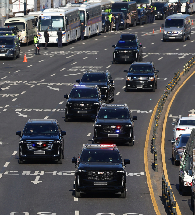 윤석열 대통령이 탄 차량 행렬이 15일 서울 용산구 한남동 대통령 관저에서 과천 공수처로 향하고 있다. 연합뉴스