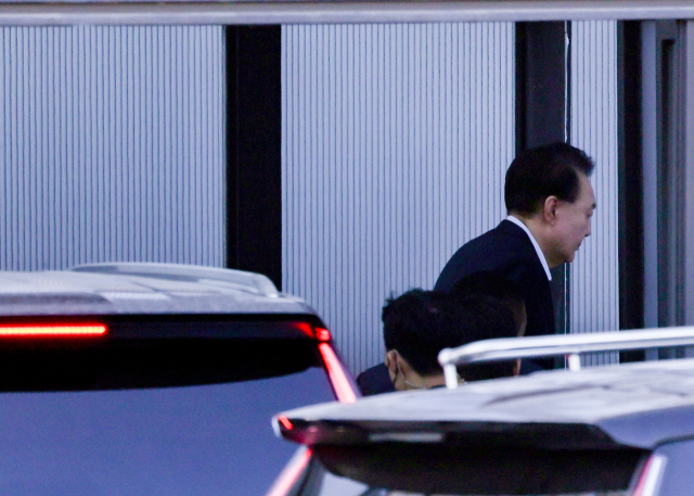 내란 우두머리와 직권남용 권리행사 방해 혐의를 받는 윤석열 대통령이 15일 경기 과천시 정부과천청사 내 고위공직자범죄수사처에 출석하고 있다. 연합뉴스