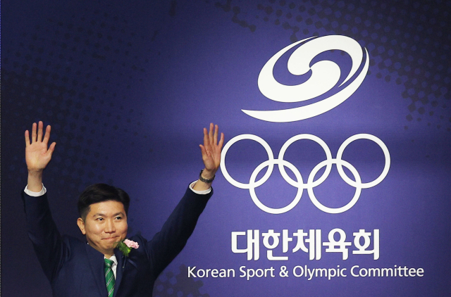 유승민이 14일 오후 서울 송파구 올림픽공원 올림픽홀에서 열린 제42대 대한체육회장 선거에서 당선이 확정된 뒤 손을 들고 기뻐하고 있다. 연합뉴스