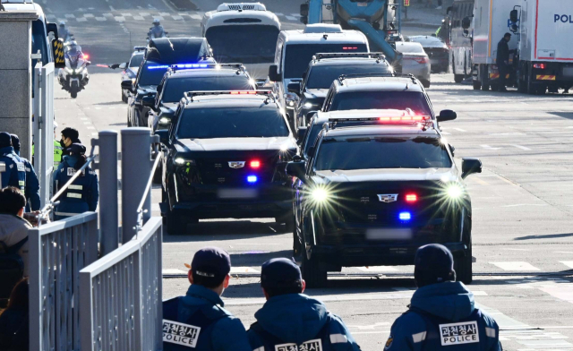 윤석열 대통령이 15일 내란 우두머리 혐의 등으로 관저에 진입한 수사기관에 의해 체포됐다. 윤석열 대통령이 탄 차량 행렬이 15일 경기 과천시 정부과천청사 내 고위공직자범죄수사처로 향하고 있다. 연합뉴스