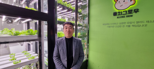 매일매일즐거워 협동조합 황태연 이사가 부산 연제구 동해선 거제해맞이역에 있는 스마트팜 앞에서 조합 설립 취지를 설명하고 있다.