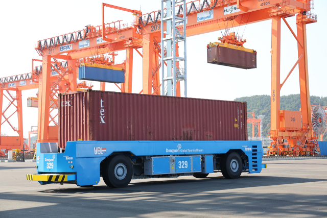 부산항 신항 서컨테이너부두에서 무인이송장비가 컨테이너를 옮기고 있다. 부산일보DB