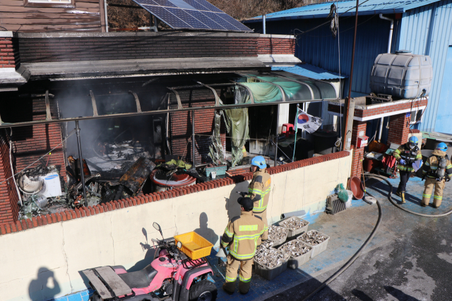 15일 낮 12시 50분께 경남 하동군 금성면 한 주택에서 불이 나 진화작업이 펼쳐졌다. 경남소방본부 제공