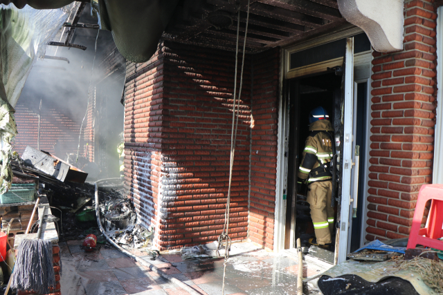 이 불로 주택 내부에 있던 70대 A 씨가 화상을 입어 심정지 상태로 병원에 이송됐으나 끝내 숨졌다. 경남소방본부 제공