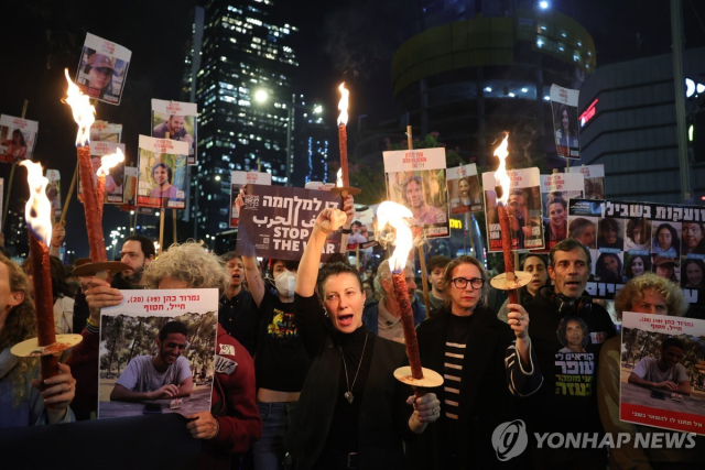 15일(현지시간) 저녁 이스라엘 텔아비브의 시위대가 휴전 합의를 반기고 있다. 연합뉴스
