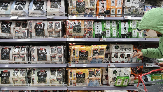 우리나라 수산식품 수출 1위 품목인 김 수출액이 지난해 9억 9700만 달러(1조 3000억 원)으로 2년 연속 1조 원을 달성했다. 대형마트에 진열된 조미김. 연합뉴스