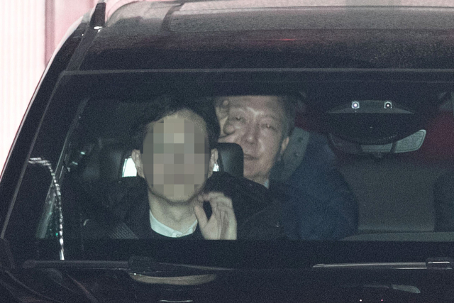 내란 우두머리와 직권남용 권리행사 방해 혐의로 공수처에 체포된 윤석열 대통령이 15일 정부과천청사 고위공직자범죄수사처에서 조사를 마친 뒤 서울구치소로 향하고 있다. 연합뉴스