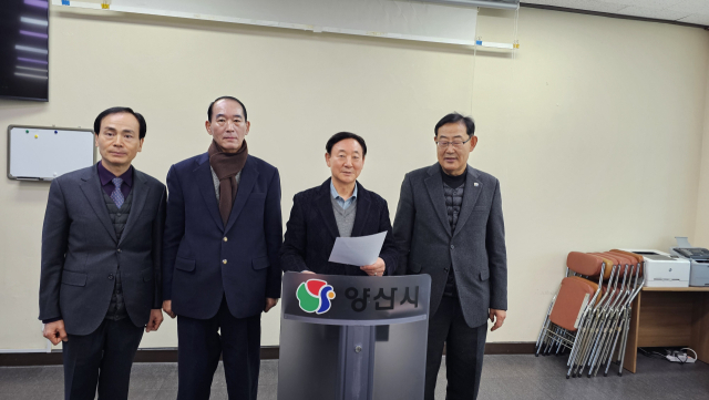 박일배 시의원과 웅상발전협의회 임원들이 16일 양산시청 프레스센터에서 기자회견을 열어 웅상출장소 4개 동의 웅상읍 전환을 촉구하고 있다. 김태권 기자