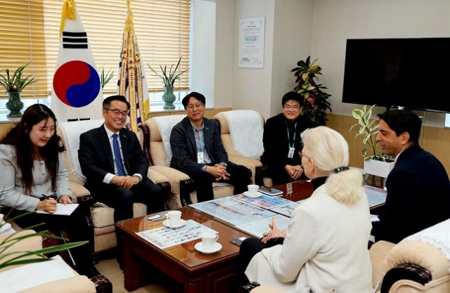 안호근 한국농업기술진흥원이 세계적인 스마트팜 솔루션 기업 프리바(PRIVA)의 메이니 프린스 회장을 만나 환담하고 있다. 농진원 제공