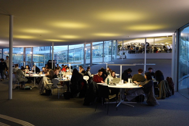 구획 없이 보이드 된 롤렉스 러닝 센터 학습 공간. 이상훈 제공