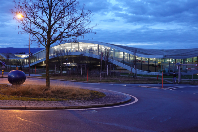 해 질 무렵 바라본 롤렉스 러닝 센터. 이상훈 제공