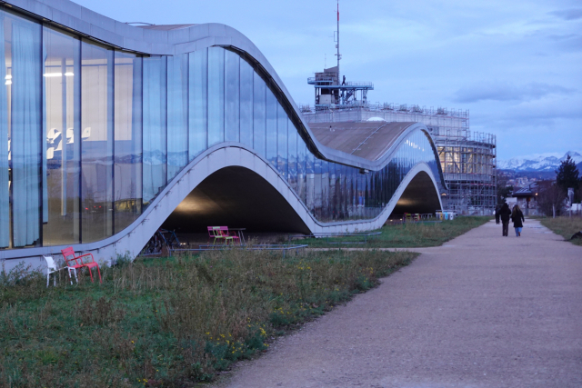 콘크리트 슬래브와 투명 유리로 만들어진 롤렉스 러닝 센터의 굴곡진 측면. 이상훈 제공