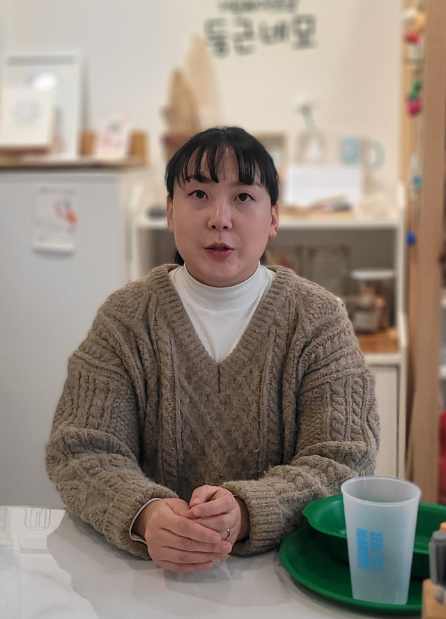 부산재사용문화실천협회 회장을 맡은 권아은 대표가 부산 연제구 제로웨이스트숍 둥근네모에서 협회 운영 방향을 이야기하고 있다.